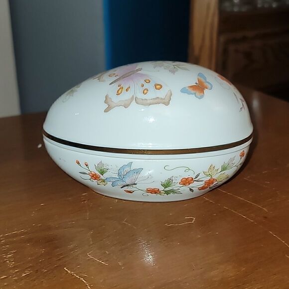 BeautifulāVintageāAvonĀ EggāTrinketāDish - Picture 1 of 6